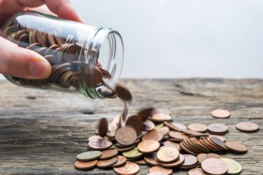 Finansal konsept için para ve hesap bankacılığı tasarruf, bulanık arka planda para ile el