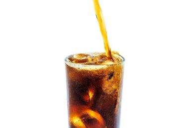 Solt içecek beyaz arka planda buzlu bir bardağa doluyor.