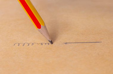 Bir kalem yazma çizgisini kapat ve düz bir satır yazma kalemini kapat..