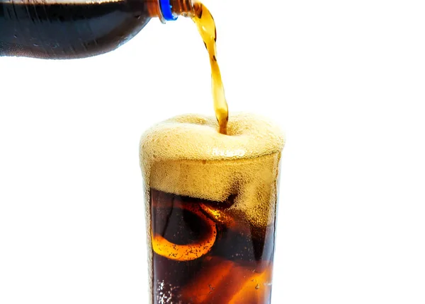 Solt Bebida Sendo Vertidos Copo Com Gelo Fundo Branco — Fotografia de Stock