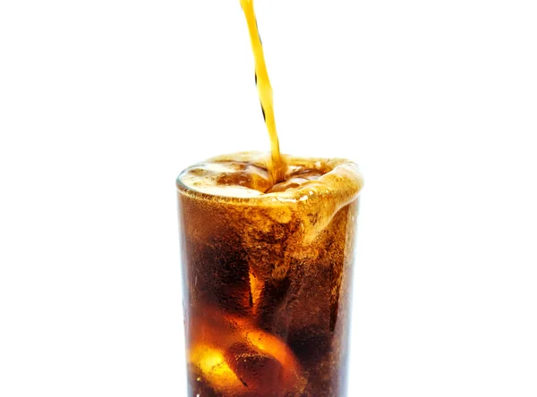 Solt Bebida Sendo Vertidos Copo Com Gelo Fundo Branco — Fotografia de Stock