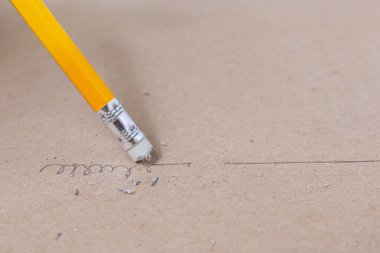 Silgi kalemi, eğri bir çizgi ve düz bir çizgi, başarılı bir kavram, kaş kağıdıyla silme kalemi.