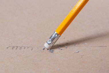 Silgi kalemini kapat düz bir çizgi ve eğri bir çizgi, hata ve başarısızlık konsepti, kaş kağıdıyla silme kalemi