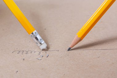 Bir kalem yazma çizgisini kapat ve düz bir satır yazma kalemini kapat..