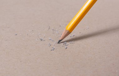 Yakın kadar bulanık kahverengi kağıt arka plan üzerinde kalem keskinleştirmek