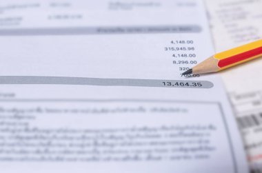 Kalem arkaplanı bulanık, Bill ve tasarruf kavramına sahip enerji faturası