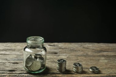 Finansal konsept için para ve hesap bankacılığı tasarruf, domuz kumbarasında para ile el bulanık arka plan