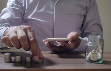 Çevrimiçi Bankacılık ve İnternet Bankacılık Tasarruf Konsepti, Çevrimiçi Yatırım Tasarrufları, Çevrimiçi Yatırım Yatırımcıları, İnternet Finansal İşlemleri, İnternet Yatırımcıları İçin Monney Tasarruf Edin