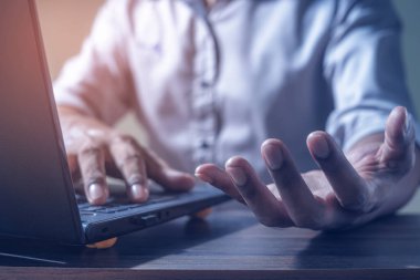 Teknoloji çağı, modern çağda teknoloji kullanımı, internet ağı ile bağlantı, internet ile iletişim, dünya çapında sınır tanımadan iletişim.