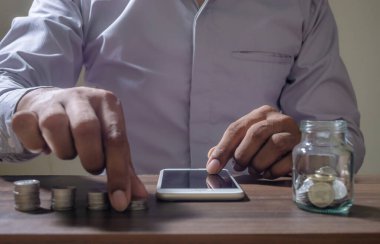 Çevrimiçi Bankacılık ve İnternet Bankacılık Tasarruf Konsepti, Çevrimiçi Yatırım Tasarrufları, Çevrimiçi Yatırım Yatırımcıları, İnternet Finansal İşlemleri, İnternet Yatırımcıları İçin Monney Tasarruf Edin