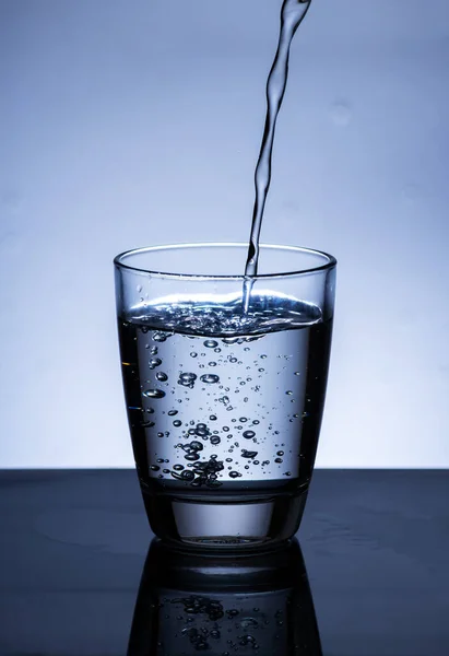 Bilden Hälla Dricksvatten Ett Glas Som Gör Att Man Känner — Stockfoto