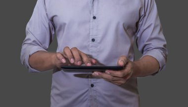 Teknoloji çağı, modern çağda teknoloji kullanımı, internet ağı ile bağlantı, internet ile iletişim, dünya çapında sınır tanımadan iletişim.