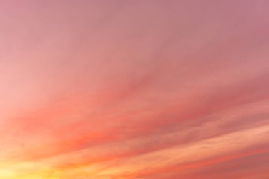 Bulut gökyüzünün soyut ve deseni sakin mercan, turuncu, trend renk arkaplan, renkli bulut deseni ve gökyüzü gün batımı ya da gün doğumu: Alacakaranlıkta dramatik gün batımı, gökyüzünün güzelliği