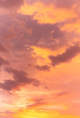 Bulut gökyüzünün soyut ve deseni sakin mercan, turuncu, trend renk arkaplan, renkli bulut deseni ve gökyüzü gün batımı ya da gün doğumu: Alacakaranlıkta dramatik gün batımı, gökyüzünün güzelliği