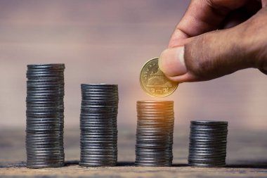 Para ve banka hesaplarını finans kavramına sakla, geçmişi bulanık olan el bankası, Hisse senedi veya Ticaret Fonu için İnternet kullanan yatırımcılar için Monney 'i Kaydet