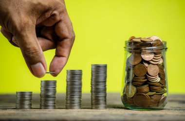 Para ve banka hesaplarını finans kavramına sakla, geçmişi bulanık olan el bankası, Hisse senedi veya Ticaret Fonu için İnternet kullanan yatırımcılar için Monney 'i Kaydet