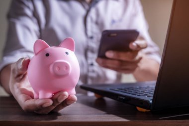 Çevrimiçi Bankacılık ve İnternet Bankacılık Tasarruf Konsepti, Çevrimiçi Yatırım Tasarrufları, Çevrimiçi Yatırım Yatırımcıları, İnternet Finansal İşlemleri, İnternet Yatırımcıları İçin Monney Tasarruf Edin