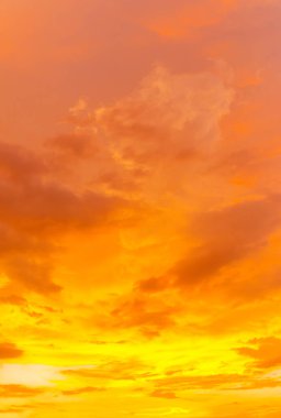 Bulut gökyüzünün soyut ve deseni sakin mercan, turuncu, trend renk arkaplan, renkli bulut deseni ve gökyüzü gün batımı ya da gün doğumu: Alacakaranlıkta dramatik gün batımı, gökyüzünün güzelliği