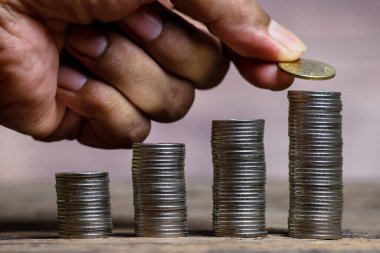 Para ve banka hesaplarını finans kavramına sakla, geçmişi bulanık olan el bankası, Hisse senedi veya Ticaret Fonu için İnternet kullanan yatırımcılar için Monney 'i Kaydet
