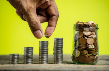 Para ve banka hesaplarını finans kavramına sakla, geçmişi bulanık olan el bankası, Hisse senedi veya Ticaret Fonu için İnternet kullanan yatırımcılar için Monney 'i Kaydet