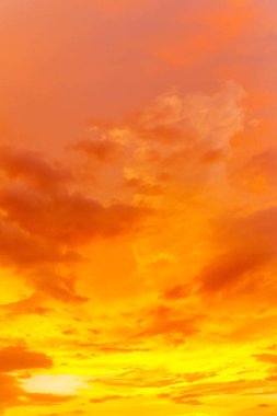 Bulut gökyüzünün soyut ve deseni sakin mercan, turuncu, trend renk arkaplan, renkli bulut deseni ve gökyüzü gün batımı ya da gün doğumu: Alacakaranlıkta dramatik gün batımı, gökyüzünün güzelliği