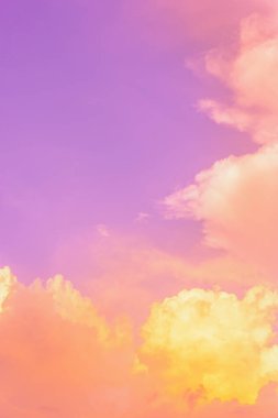 Bulut gökyüzünün soyut ve deseni, kadife menekşe, kadife mor, trend rengi arkaplan, renkli bulut deseni ve gökyüzü gün batımı ya da gün doğumu: Alacakaranlıkta dramatik gün batımı, gökyüzünün güzelliği