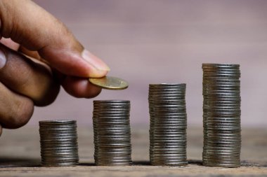 Para ve banka hesaplarını finans kavramına sakla, geçmişi bulanık olan el bankası, Hisse senedi veya Ticaret Fonu için İnternet kullanan yatırımcılar için Monney 'i Kaydet