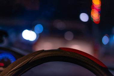 Araba kullanmak, gece vakti yolda araba sürmek, arka planda bulanıklık yarattı.