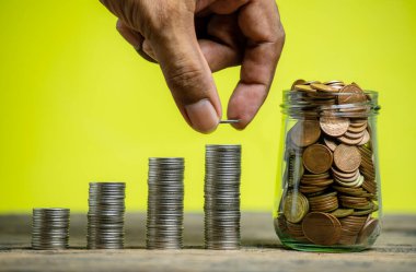 Para ve banka hesaplarını finans kavramına sakla, geçmişi bulanık olan el bankası, Hisse senedi veya Ticaret Fonu için İnternet kullanan yatırımcılar için Monney 'i Kaydet
