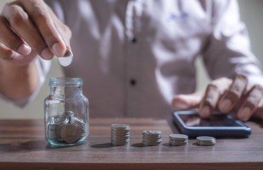 Finans kavramı için para ve hesap bankacılığı, geçmişi bulanık olan domuz kumbarası, Hisse senedi veya Ticaret Fonu için İnternet kullanarak Yatırımcılara Para Kaydet