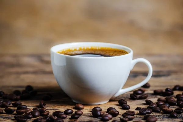 Una Tazza Caffè Con Chicco Caffè Sfondo Legno Dtyle Tono — Foto Stock