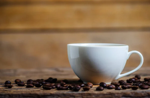 Una Tazza Caffè Con Chicco Caffè Sfondo Legno Dtyle Tono — Foto Stock