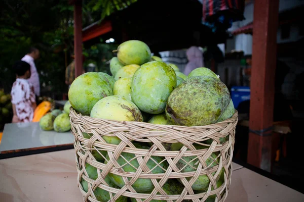 Yeşil ve tatlı mango bir sepetin içinde.