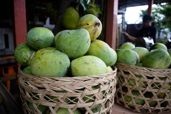 Yeşil ve tatlı mango bir sepetin içinde.
