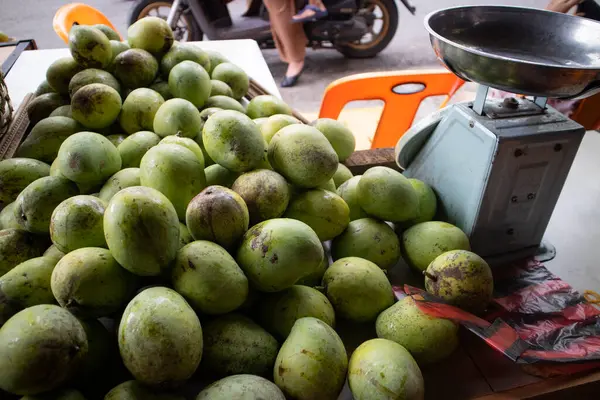 Yeşil ve tatlı mango.