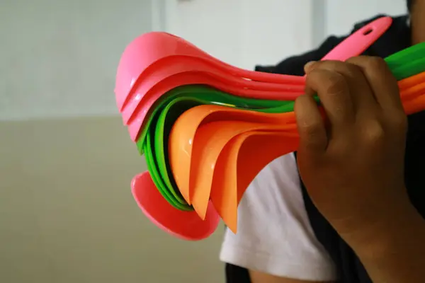 Parlak ve güzel renklerde renkli pirinç kepçeleri.