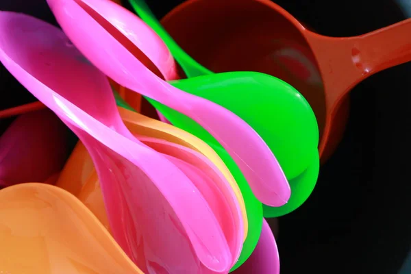 Parlak ve güzel renklerde renkli pirinç kepçeleri.