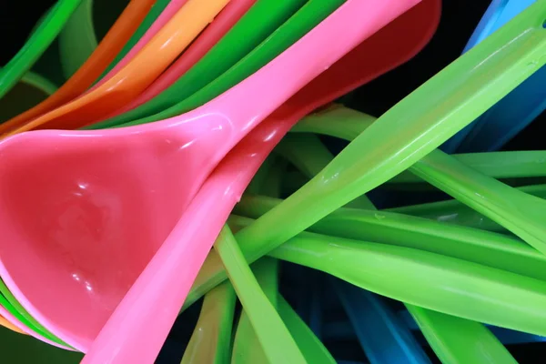 Parlak ve güzel renklerde renkli pirinç kepçeleri.