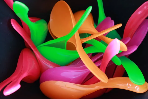 Parlak ve güzel renklerde renkli pirinç kepçeleri.