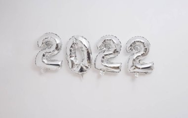 Beyaz arka planda yükselen 2022 gümüş balo Mutlu yıllar