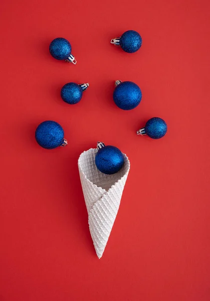 Geschilderde Ijskegel Met Kerstballen Rode Kerstachtergrond Flat Lay Nieuwjaar Minimaal — Stockfoto