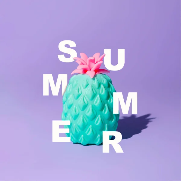 有夏天字样的菠萝玩具 结合水果和文字的字体设计 艺术的最低创意概念 色彩艳丽 — 图库照片