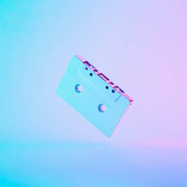 Retro dalga ya da sentetik neon kaset tipi. Fütürist müzik yaratıcı fikir. Mor mavi gradyanı olan siber punk. 3D holografik görüntüleyici.