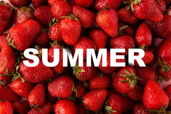 红色成熟草莓 夏天这个词 最小食物创意的概念 里面装着带文字的新鲜水果 平躺在床上 — 图库照片