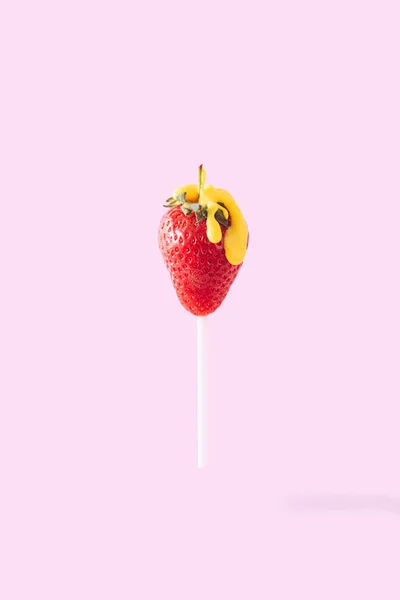 Lollipop Gjord Jordgubbar Som Flyger Eller Leviterar Över Ytan Och — Stockfoto