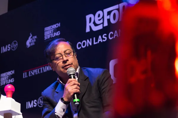 Kolombiyalı başkan adayı ve senatör Gustavo Petro Urrego 'nun portresi, bir tartışma sırasında 