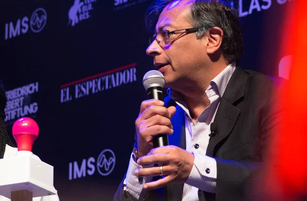 Kolombiyalı başkan adayı ve senatör Gustavo Petro Urrego 'nun portresi, bir tartışma sırasında 