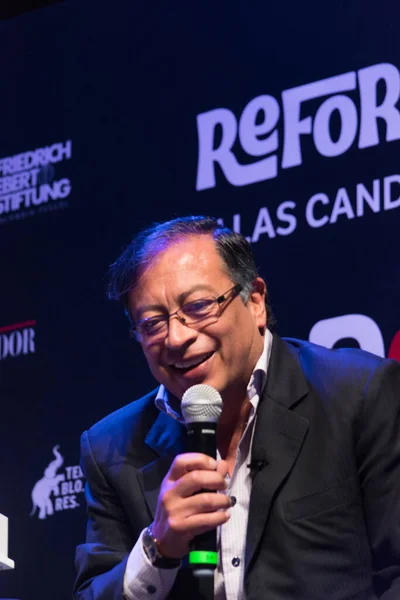 Kolombiyalı başkan adayı ve senatör Gustavo Petro Urrego 'nun portresi, bir tartışma sırasında 