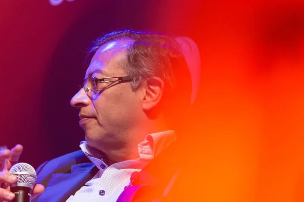Kolombiyalı başkan adayı ve senatör Gustavo Petro Urrego 'nun portresi, bir tartışma sırasında 