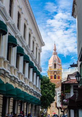 Santa Catalina de Alejandra Katedrali ya da Cartagena 'daki kilise, mavi gökyüzü ve ön planda balkon olan binalar